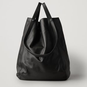 COS VERSATILE LEATHER SHOPPER IN BLACK